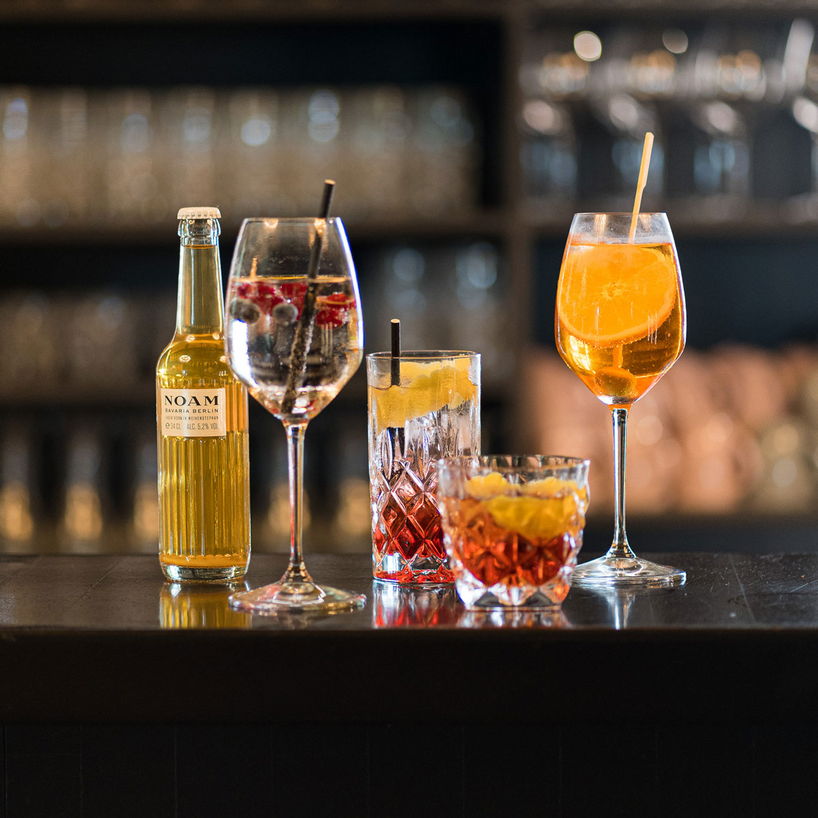 Verschiedene Cocktails in schönen Gläsern stehen auf Bar