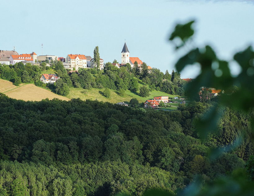 Ausblick vom Weingut Pfeifer auf Kirche