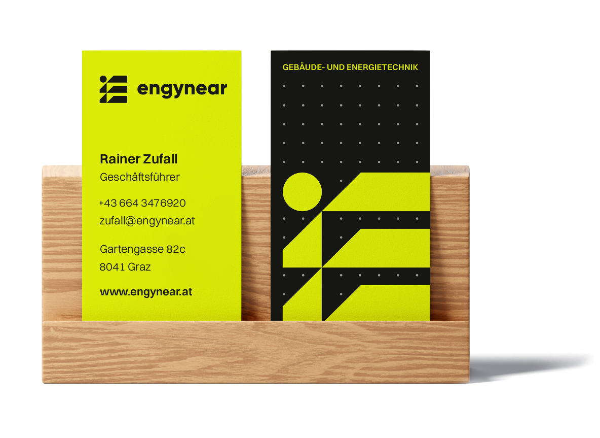 Visistenkarten der Firma Engynear auf Holzdisplay