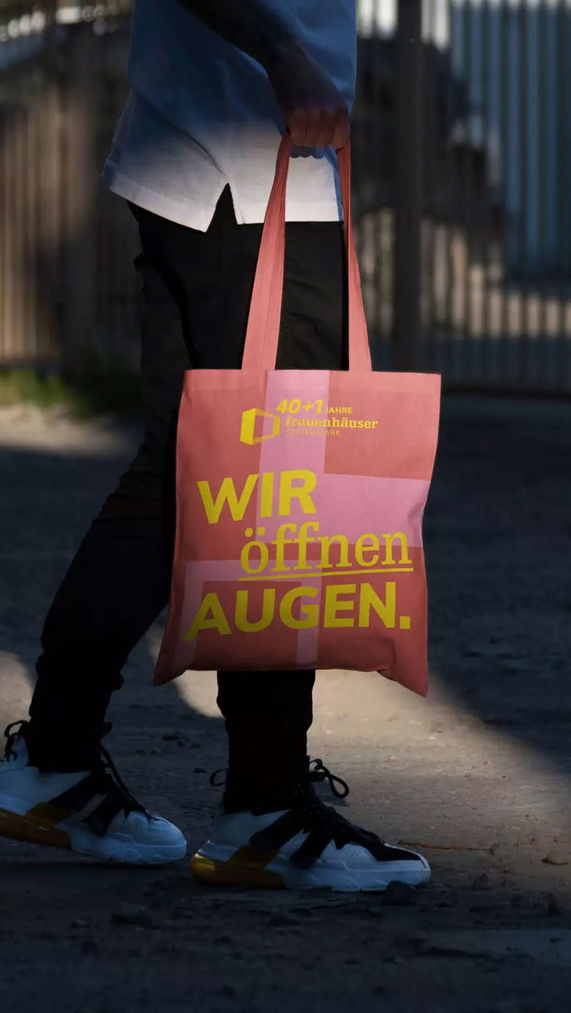 Leinentasche mit Kampagnen Design der Frauenhäuser Steiermark