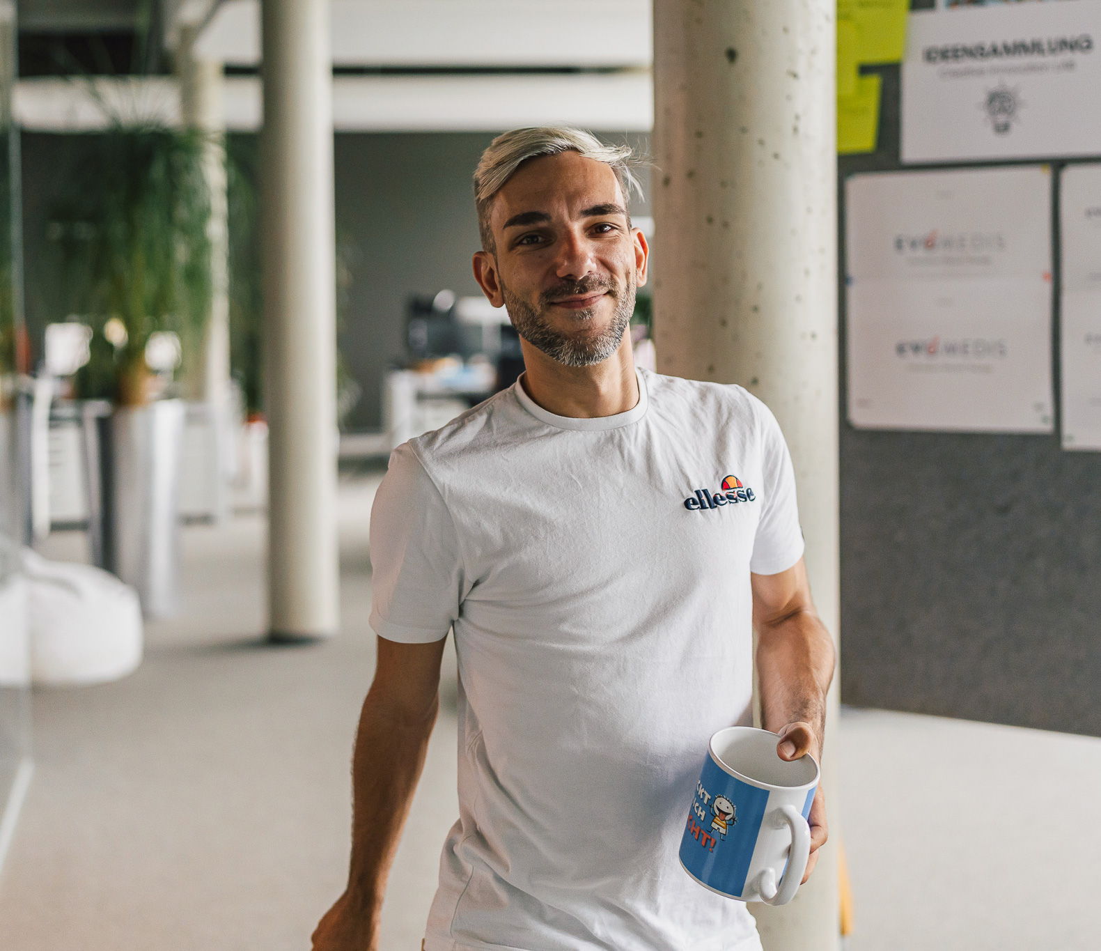 Mathias bringt seine große Kaffeetasse für Nachschub in die Küche