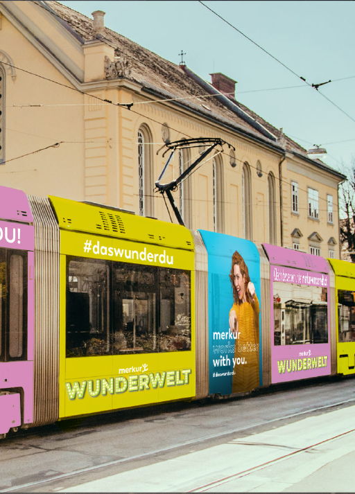 Straßenbahn mit Beklebung der Kampagne für die Merkur Versicherung