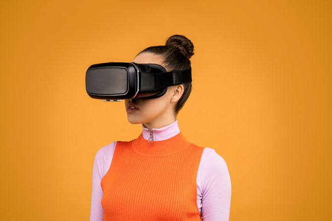 Frau probiert einen VR an 02