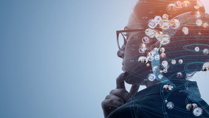 Silhouette einer nachdenklichen Frau mit Brille, deren Profil von einer Vielzahl schwebender Bilder, Datenpunkten und Netzwerklinien überlagert wird, die digitale Verbindungen und Informationen symbolisieren.