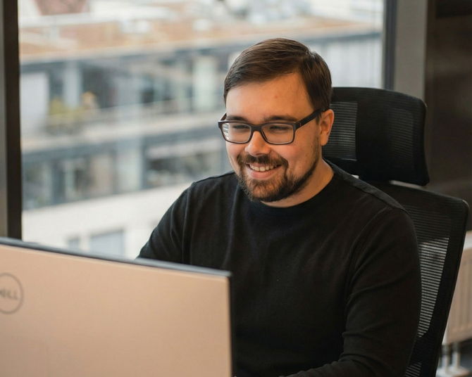 Webdesigner einer Grazer Webdesign Agentur arbeitet an einer Website und digitalen Markenlösung in moderner Büroumgebung.