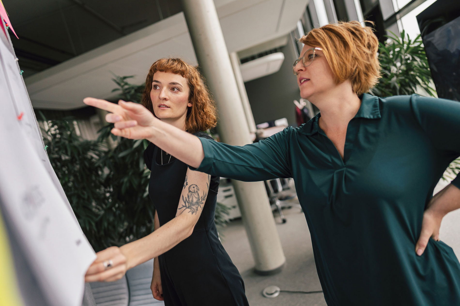 Designerinnen diskutieren beim Flipchart