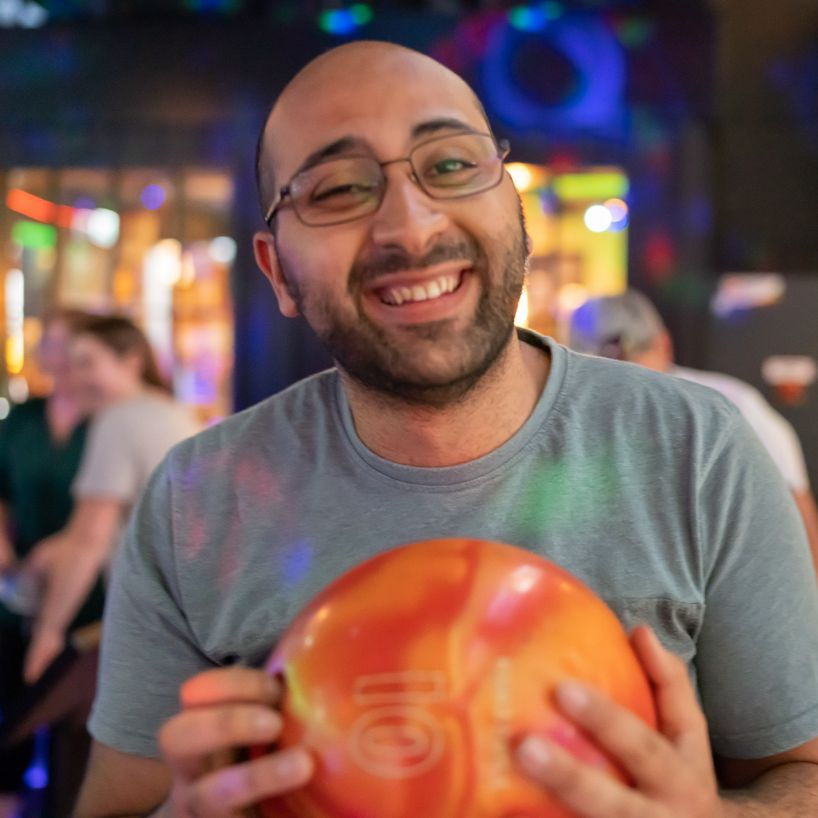 John schiebt eine ruhige Bowling Kugel