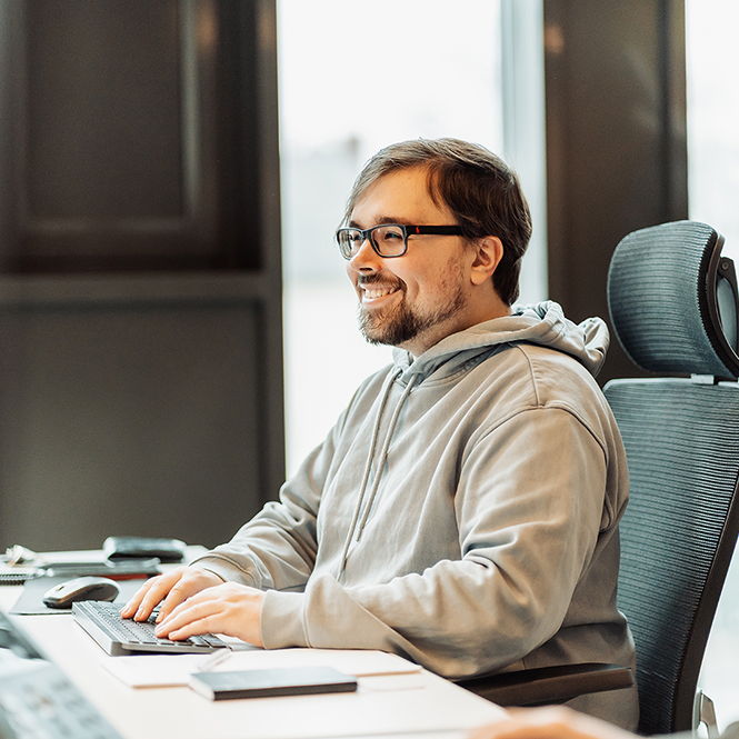 Mitarbeiter von Rittler & Co arbeitet konzentriert am Computer im Büro