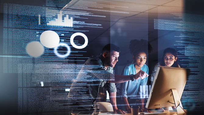 Drei Personen arbeiten konzentriert an einem Computerbildschirm in einem Büro. Überlagert sind transparente Codezeilen, Datenvisualisierungen und Kreiselemente, die moderne Technologie und Zusammenarbeit symbolisieren.