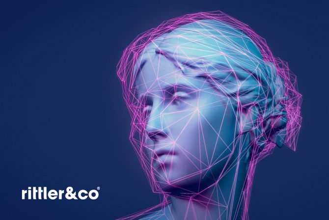 Grafikdesign für Rittler und co, das eine Kopfskulptur der Dame auf dunkelblauem Hintergrund zeigt, die mit Laserlinien in rosa Farbe umrandet ist