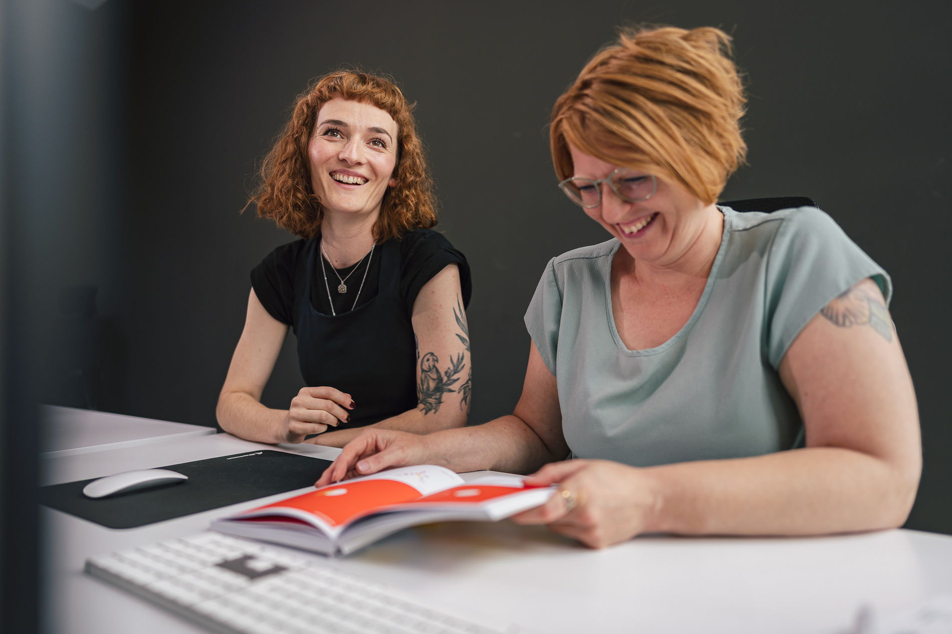 Designerinnen Martina und Iris in der Werbeagentur Graz bei der Arbeit