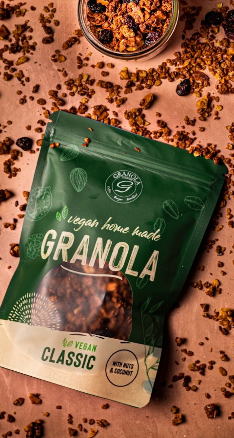 Packung mit Granola von Granola liegend auf Granola