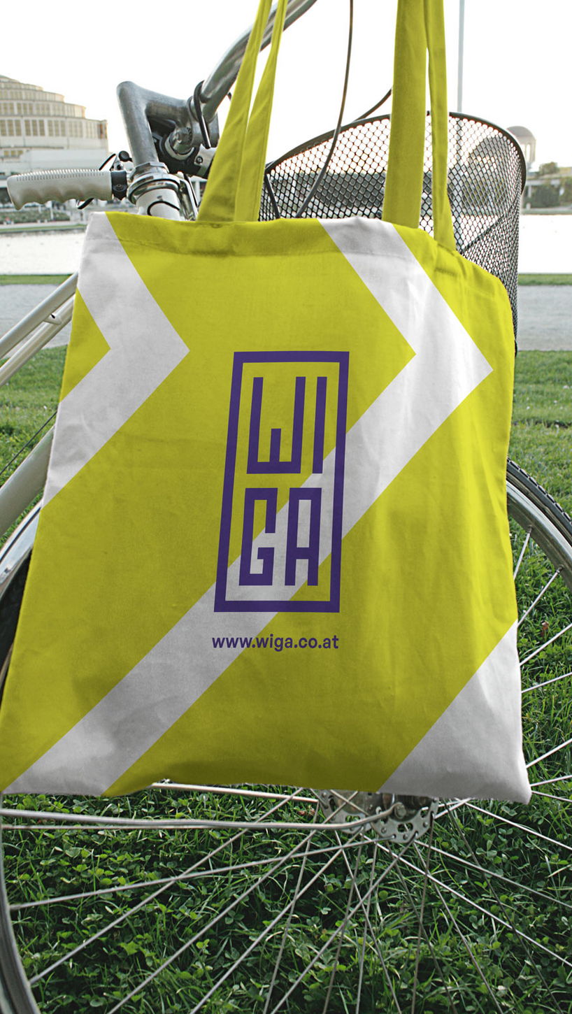 Leinentasche mit WIGA Logo hängt auf Fahrrad