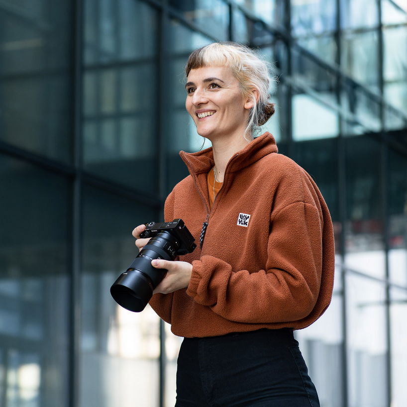 Content Creator Martina Nette hat Spaß bei der Arbeit