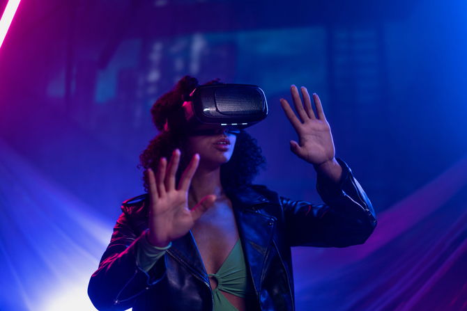 Frau spielt mit VR