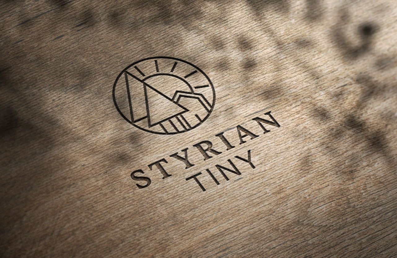 Logo und Schriftzug von Styrian Tiny geprägt auf Holz