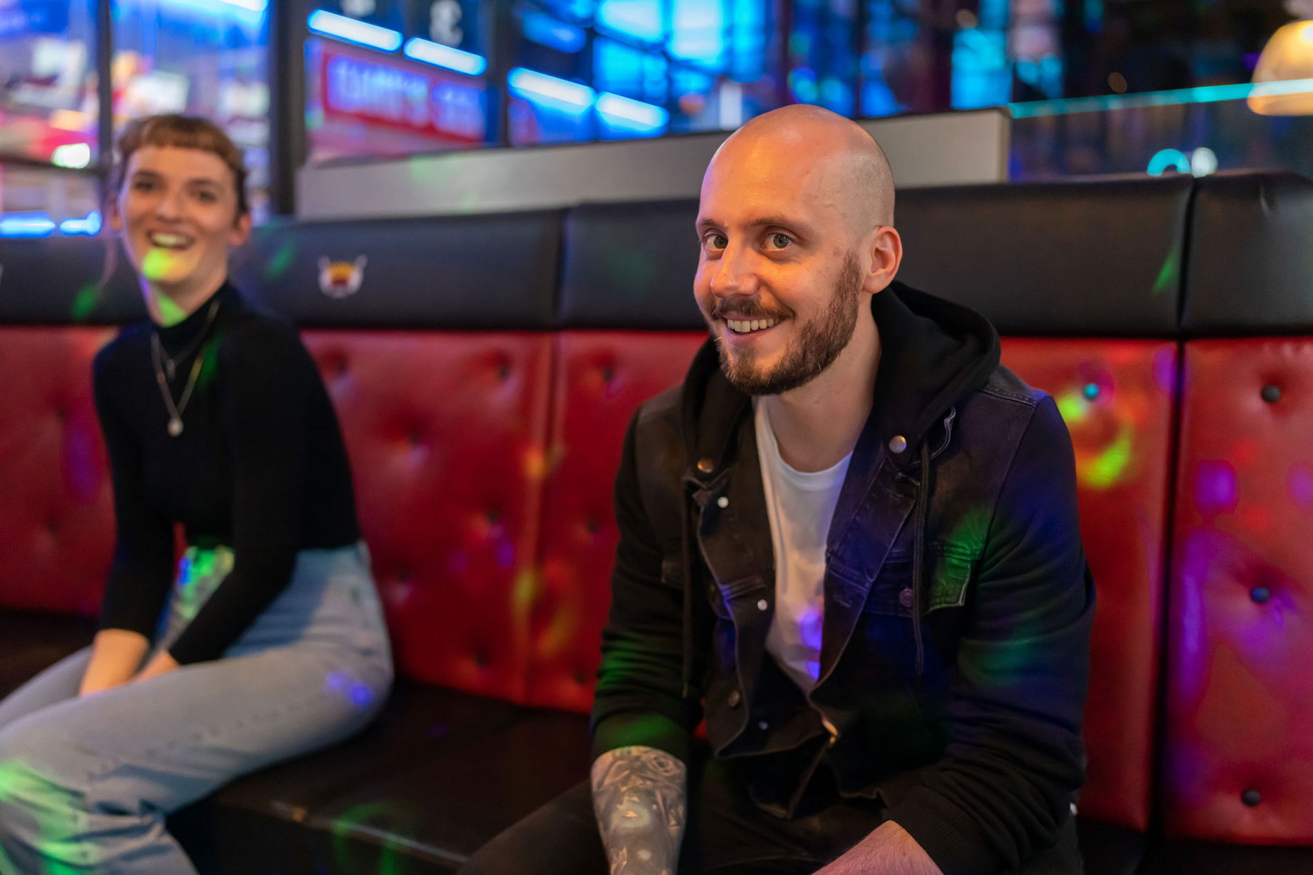 Sebastian grinst beim After Work Bowling keck in die Kamera