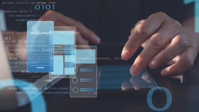 Nahaufnahme von Händen, die ein digitales Gerät bedienen, überlagert mit holografischen UI-Design-Elementen und Codezeilen, die die Entwicklung und Gestaltung von Benutzeroberflächen darstellen.