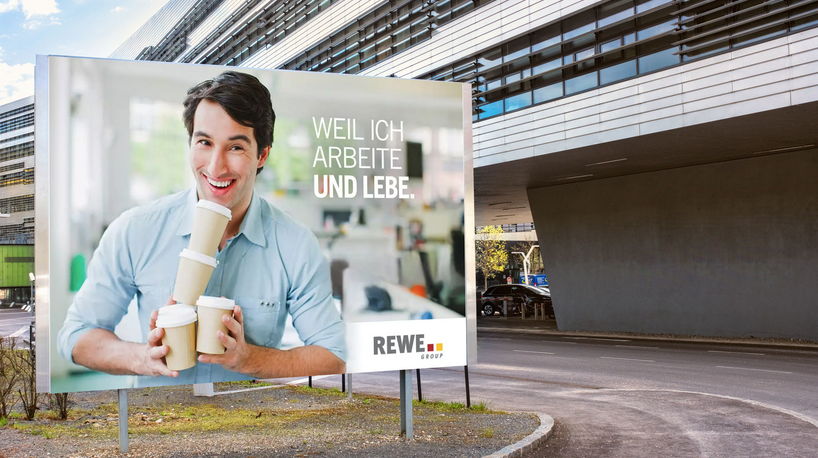 Plakatwand für das Employer Branding der Rewe Group