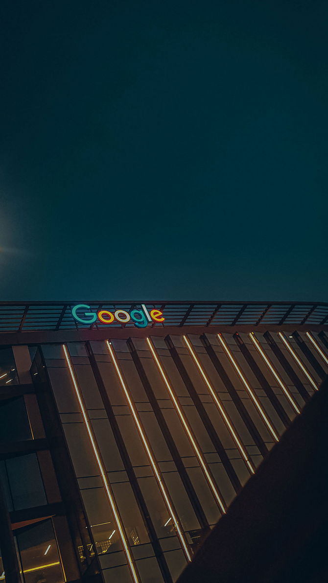 Google-Zeichen am Gebäude