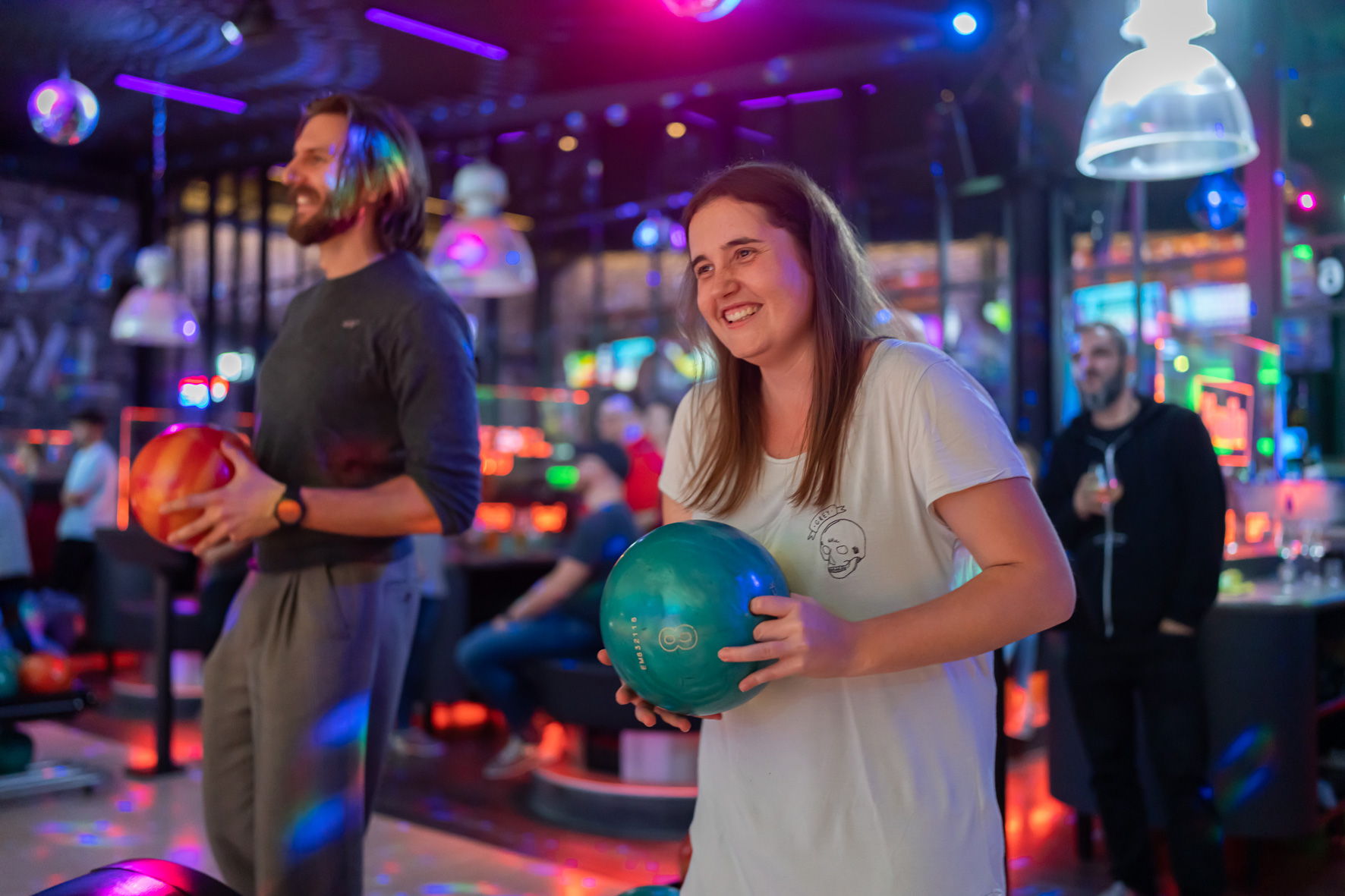 Glückliche Agentur Mitarbeiter beim Bowling nach der Arbeit