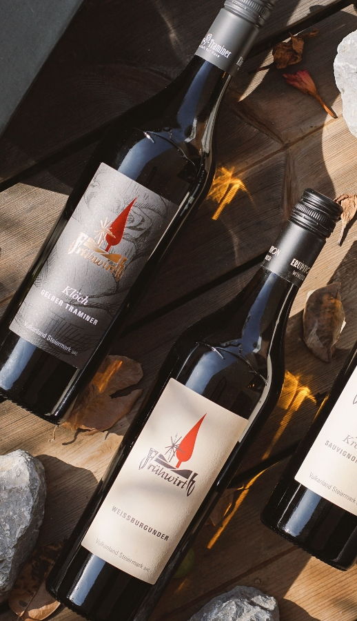 Flaschen vom Weingut Frühwirth mit schönen Etiketten