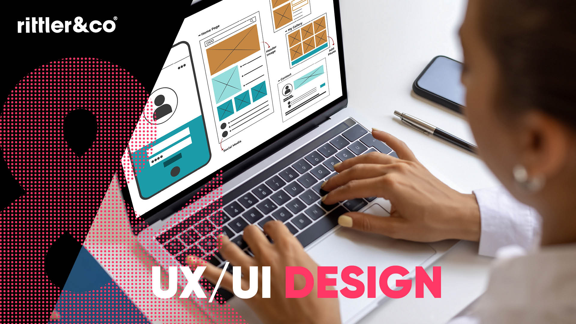 Eine Person arbeitet an einem Laptop, auf dem Wireframes und Layouts für eine Website angezeigt werden.