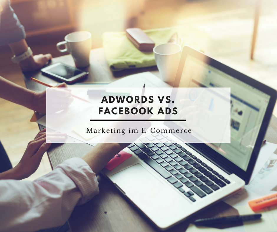 Team arbeitet an etwas auf dem Laptop und der Titel des Fotos ist Adwords vs. Facebook Ads