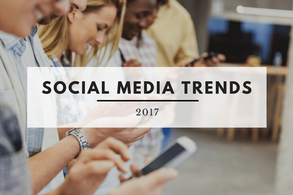 Trends in den sozialen Medien: wenige Menschen stehen und schauen auf ihr Handy