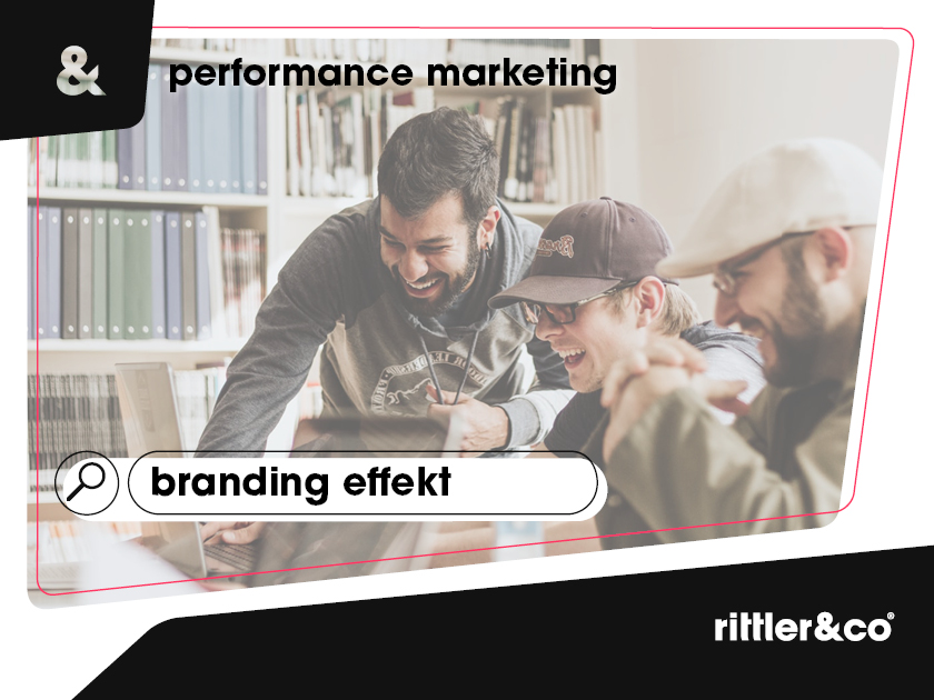 Gruppe von 3 Männern, die an etwas arbeiten, Rittler un Co-performance marketing  02