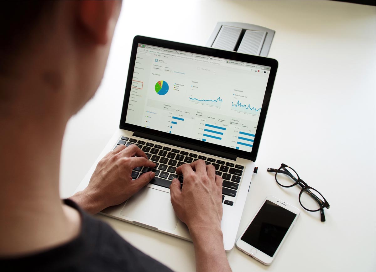 Conversion Optimierung, Online Marketing Agentur, Tablet mit Google Analytics