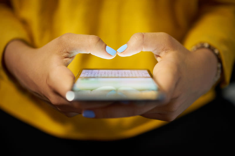 Mädchen tippt am Telefon