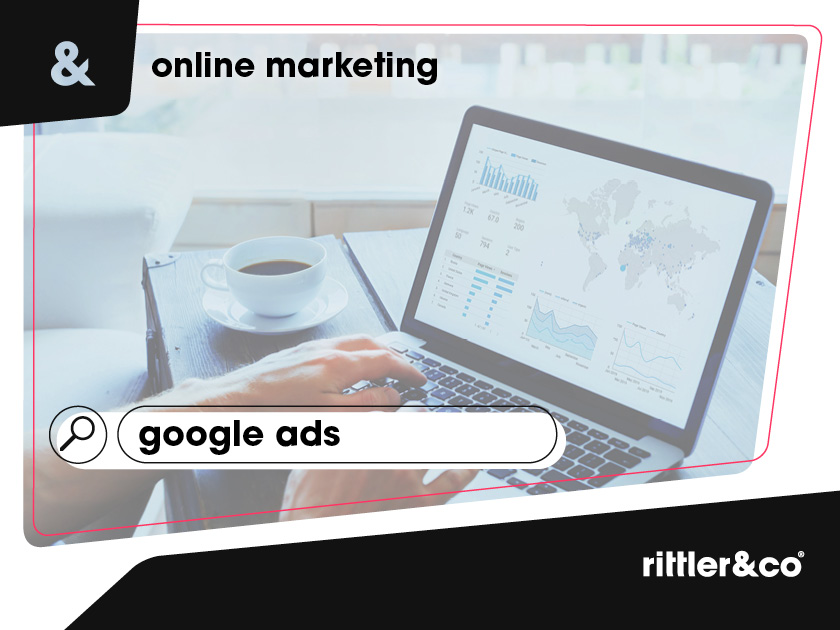 google analytics im Hintergrund auf einem Laptop 02