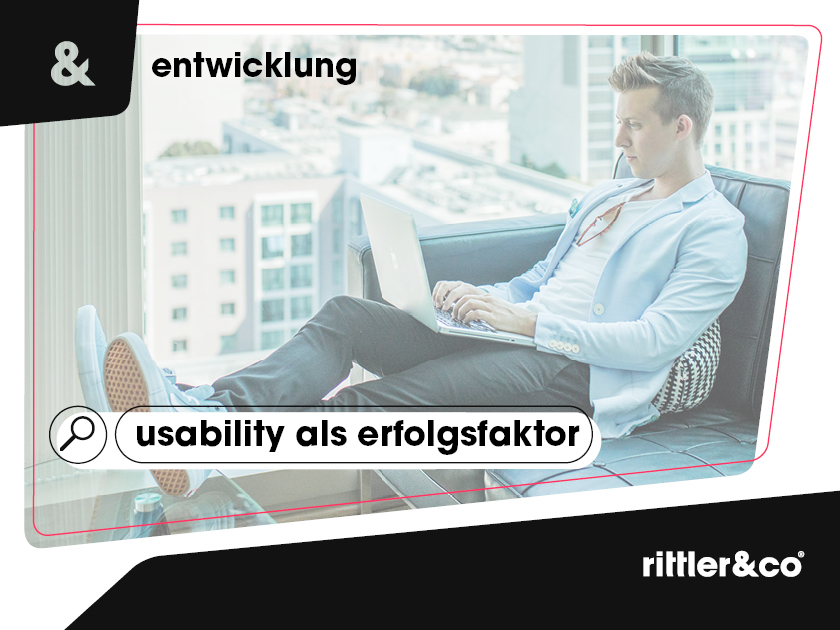 Mann sitzt auf der Couch und arbeitet am Laptop 03