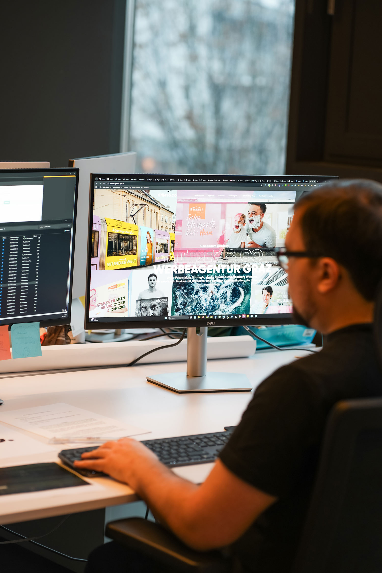 Webdesign Agentur Graz bei der Arbeit: Entwicklung und Optimierung von Websites am Desktop-Arbeitsplatz in einer professionellen Agenturumgebung.