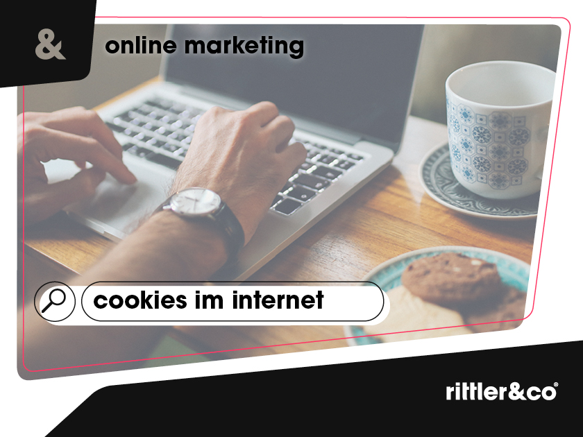 Mann prüft Cookies auf seinem Laptop