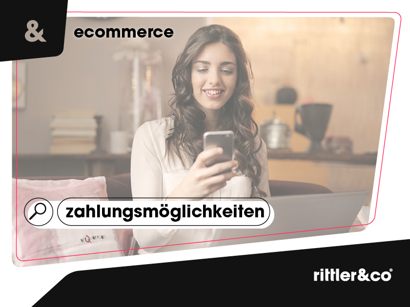 Bezahlung im Onlineshop, Frau freut sich am Mobiltelefon