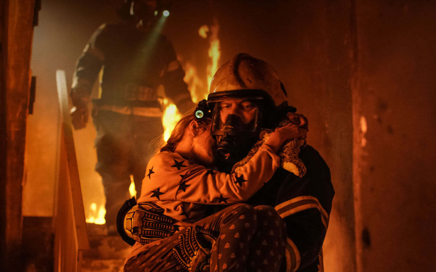 Der Feuerwehrmann rettet das Mädchen