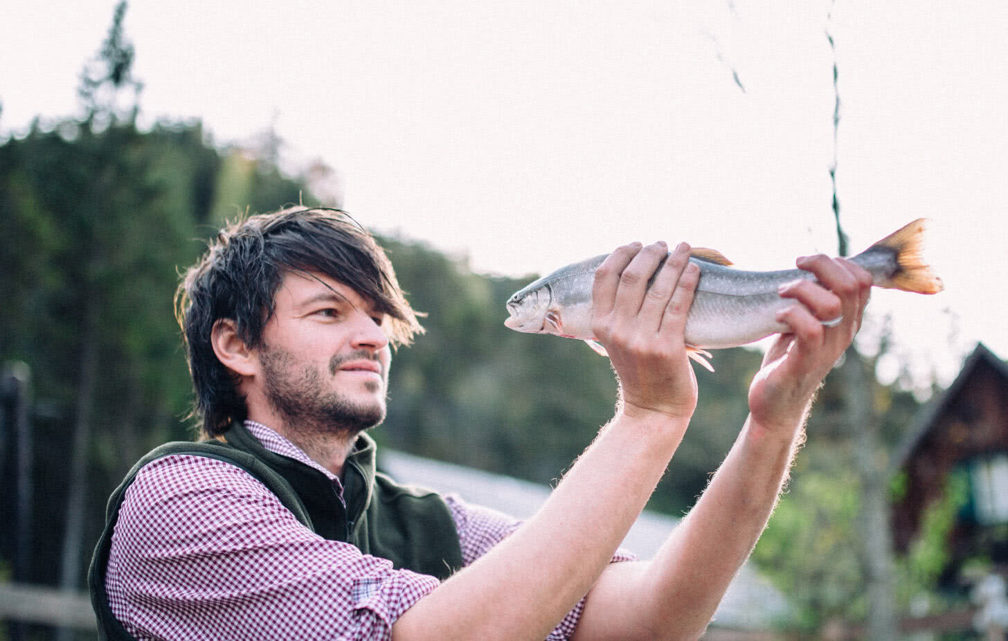 man mit fisch